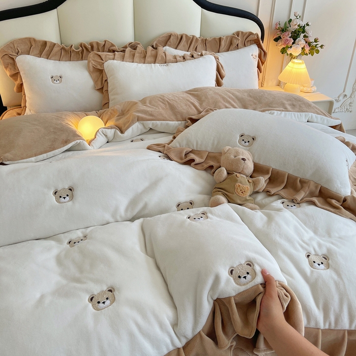 91家纺网 家纺一手货源 找家纺 茉保家纺 2025新款高克重9.5斤婴儿绒牛奶绒绣花夹棉床盖四件套 小熊-白拼咖