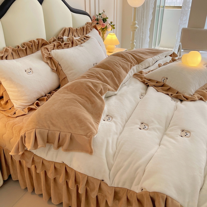 91家纺网 家纺一手货源 找家纺 茉保家纺 2025新款高克重9.5斤婴儿绒牛奶绒绣花夹棉床盖四件套 小熊-白拼咖