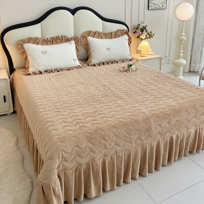 91家纺网 家纺一手货源 找家纺 茉保家纺 2025新款高克重9.5斤婴儿绒牛奶绒绣花夹棉床盖四件套 小熊-白拼咖