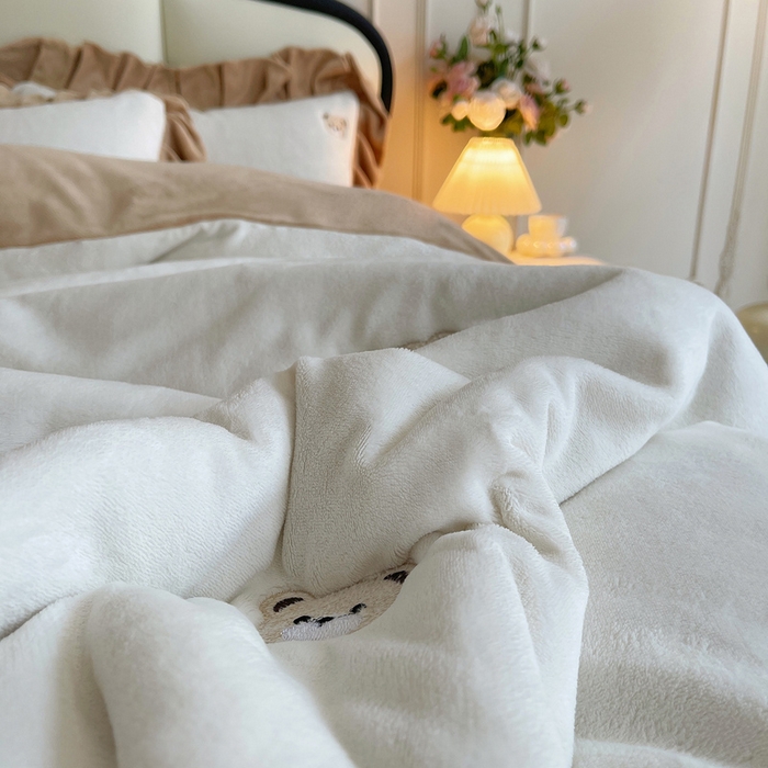 91家纺网 家纺一手货源 找家纺 茉保家纺 2025新款高克重9.5斤婴儿绒牛奶绒绣花夹棉床盖四件套 小熊-白拼咖