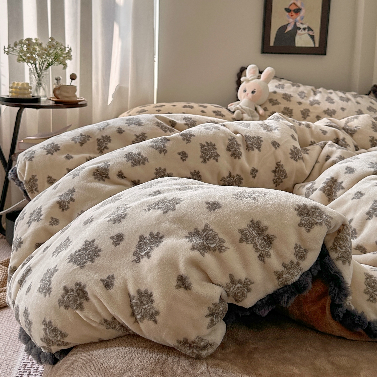 91家纺网 家纺一手货源 找家纺 艾咪-Amy ntmy 2025新款毛球款法式少女风牛奶绒四件套 墨花叙