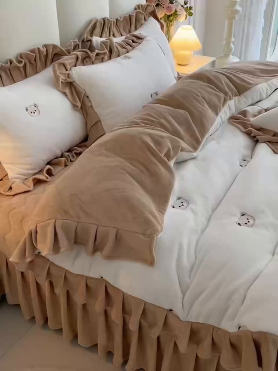 91家纺网 家纺一手货源 找家纺 茉保家纺 2025新款高克重9.5斤婴儿绒牛奶绒绣花夹棉床盖四件套 小熊-白拼咖