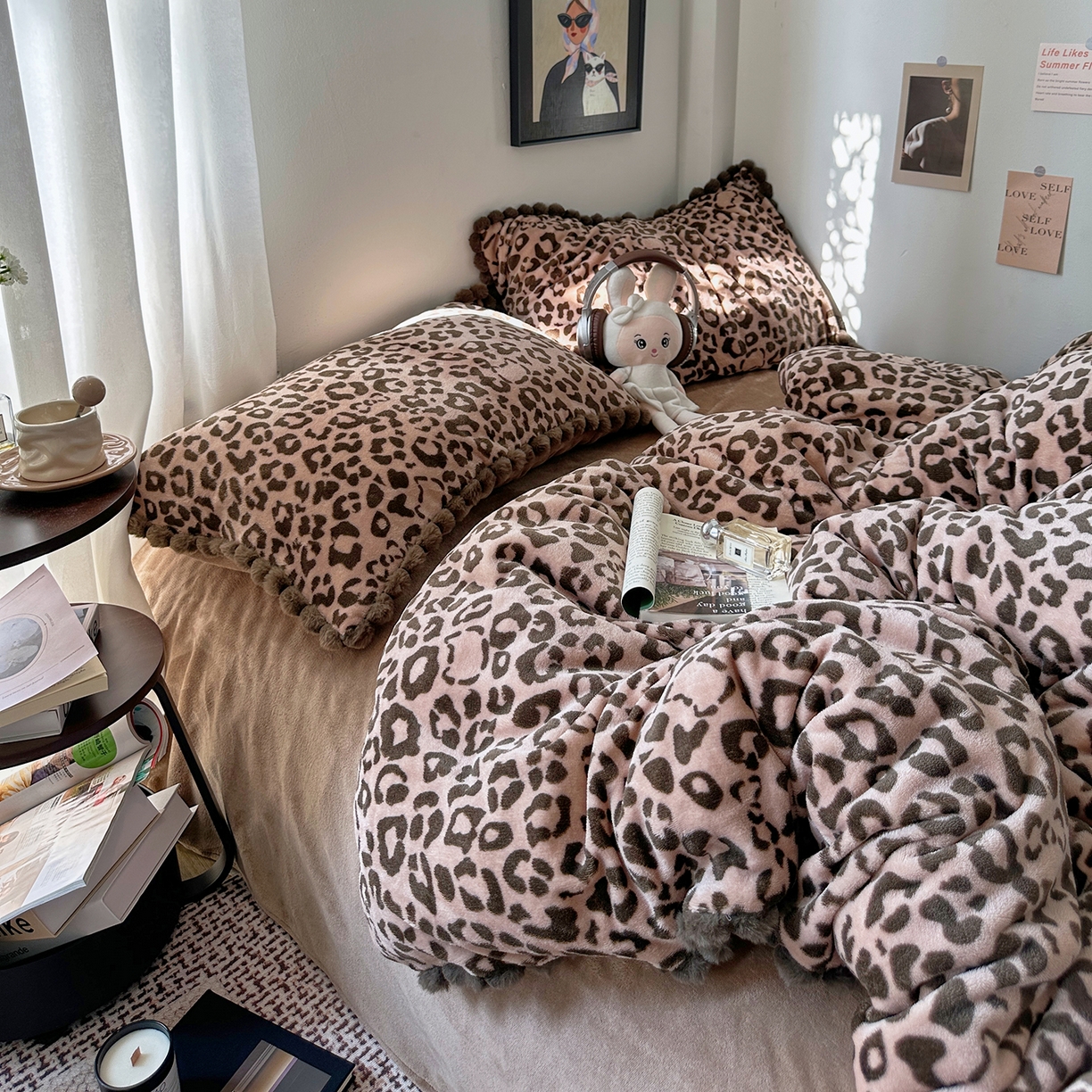 91家纺网 家纺一手货源 找家纺 艾咪-Amy ntmy 2025新款毛球款法式少女风牛奶绒四件套 躲猫猫咖