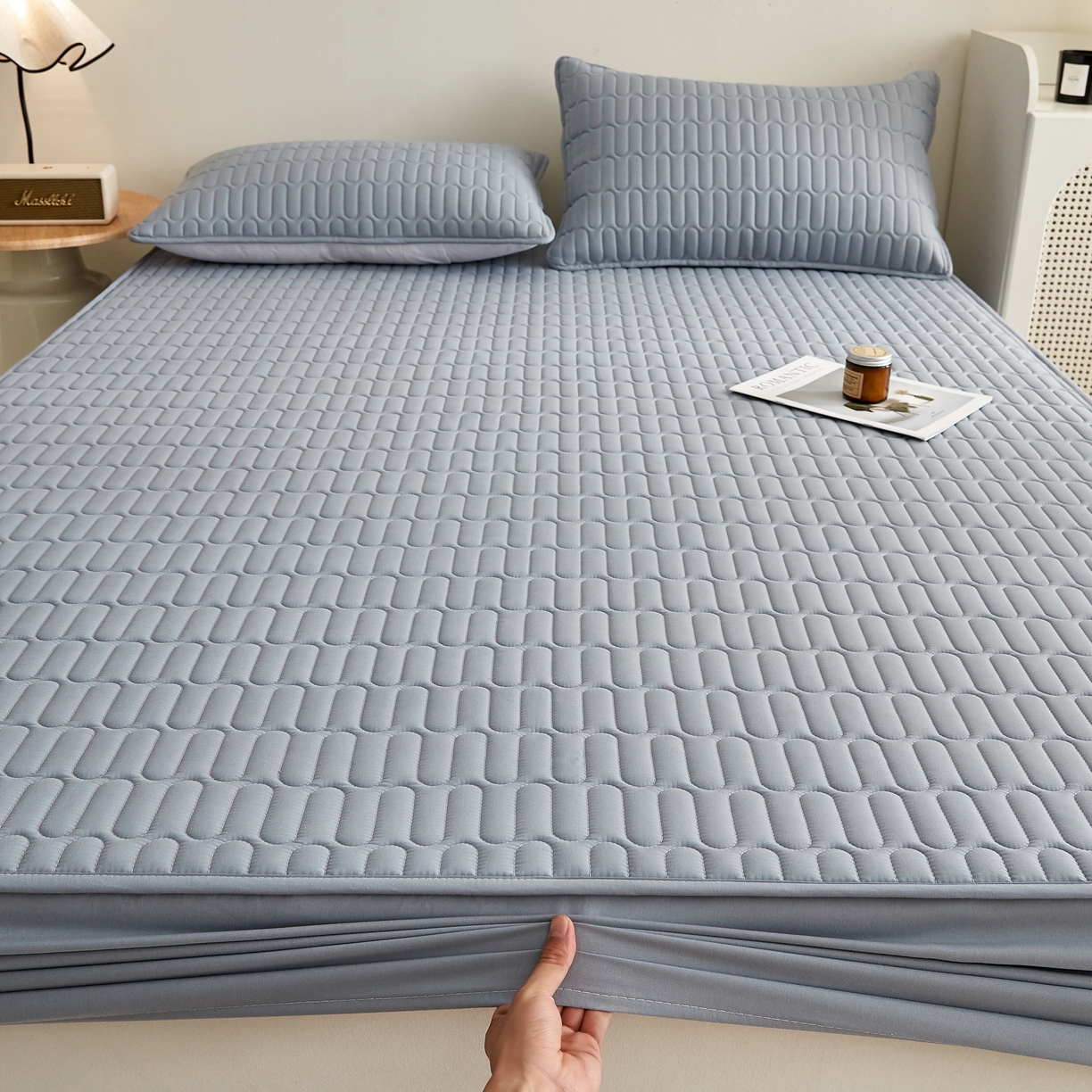 91家纺网 家纺一手货源 找家纺 蕾诺家纺 2025新款 菱格水洗棉亲肤棉夹棉床笠 菱格-蓝灰