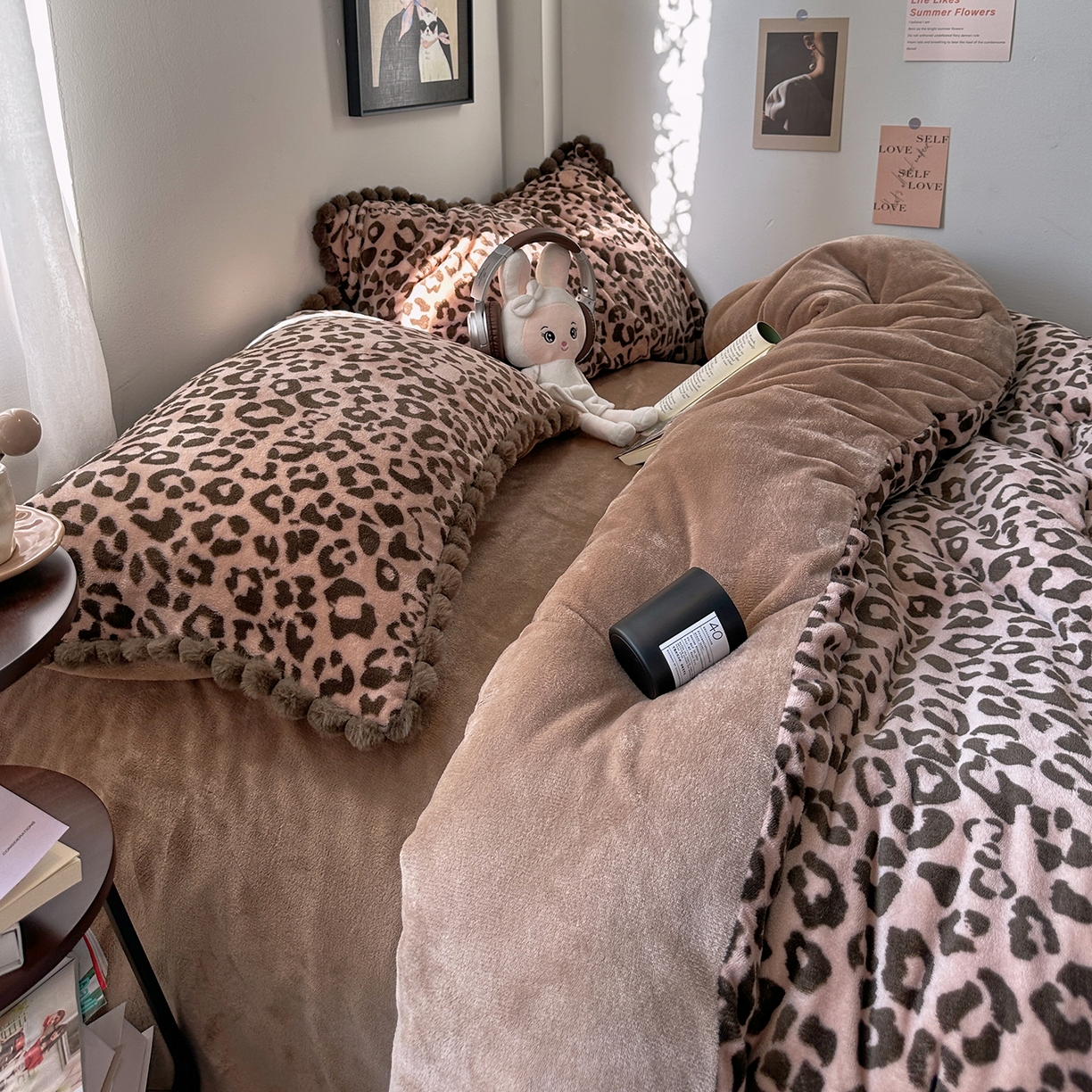 91家纺网 家纺一手货源 找家纺 艾咪-Amy ntmy 2025新款毛球款法式少女风牛奶绒四件套 躲猫猫咖