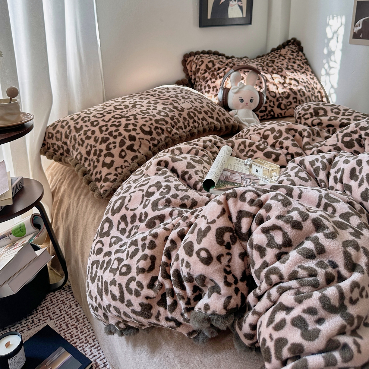 91家纺网 家纺一手货源 找家纺 艾咪-Amy ntmy 2025新款毛球款法式少女风牛奶绒四件套 躲猫猫咖