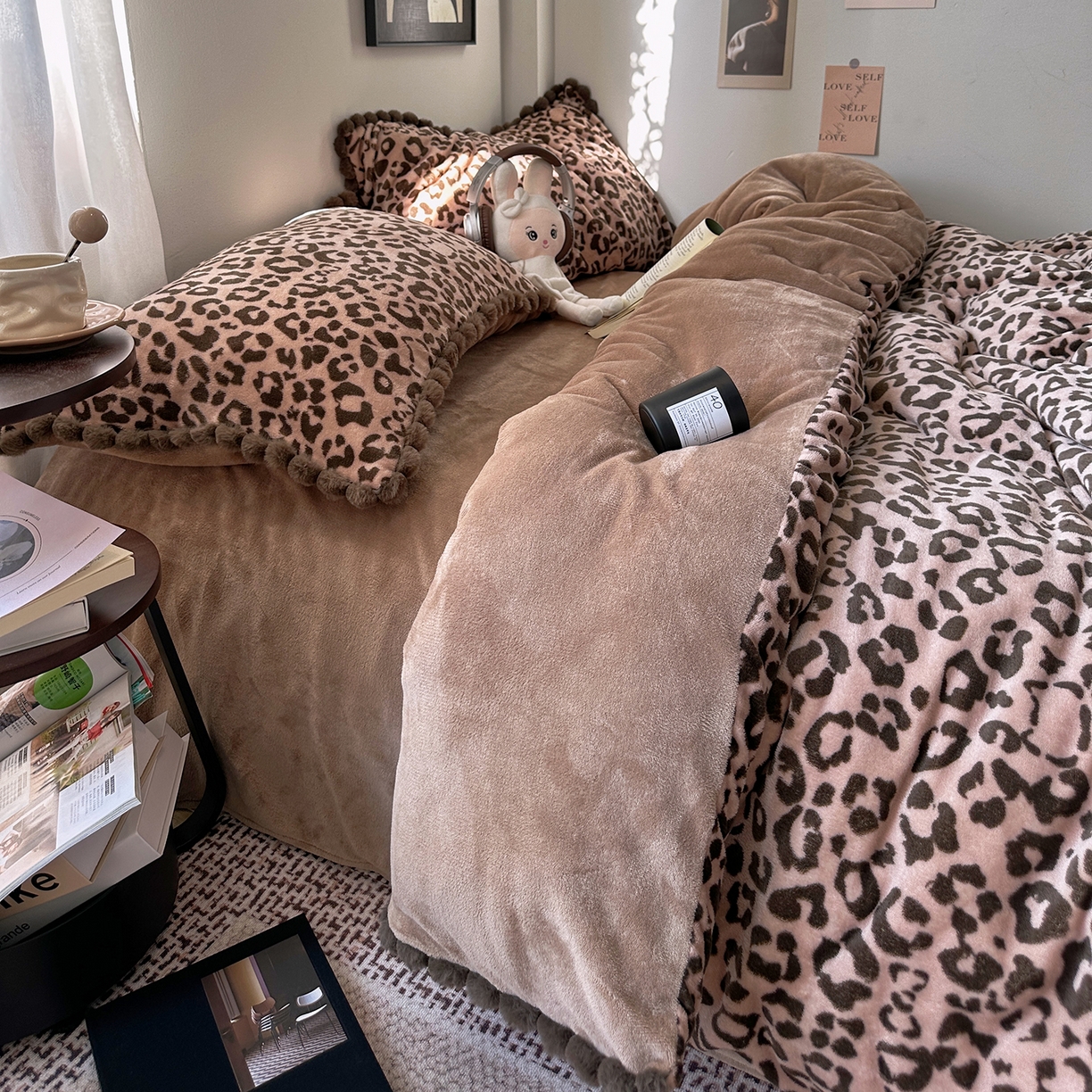 91家纺网 家纺一手货源 找家纺 艾咪-Amy ntmy 2025新款毛球款法式少女风牛奶绒四件套 躲猫猫咖