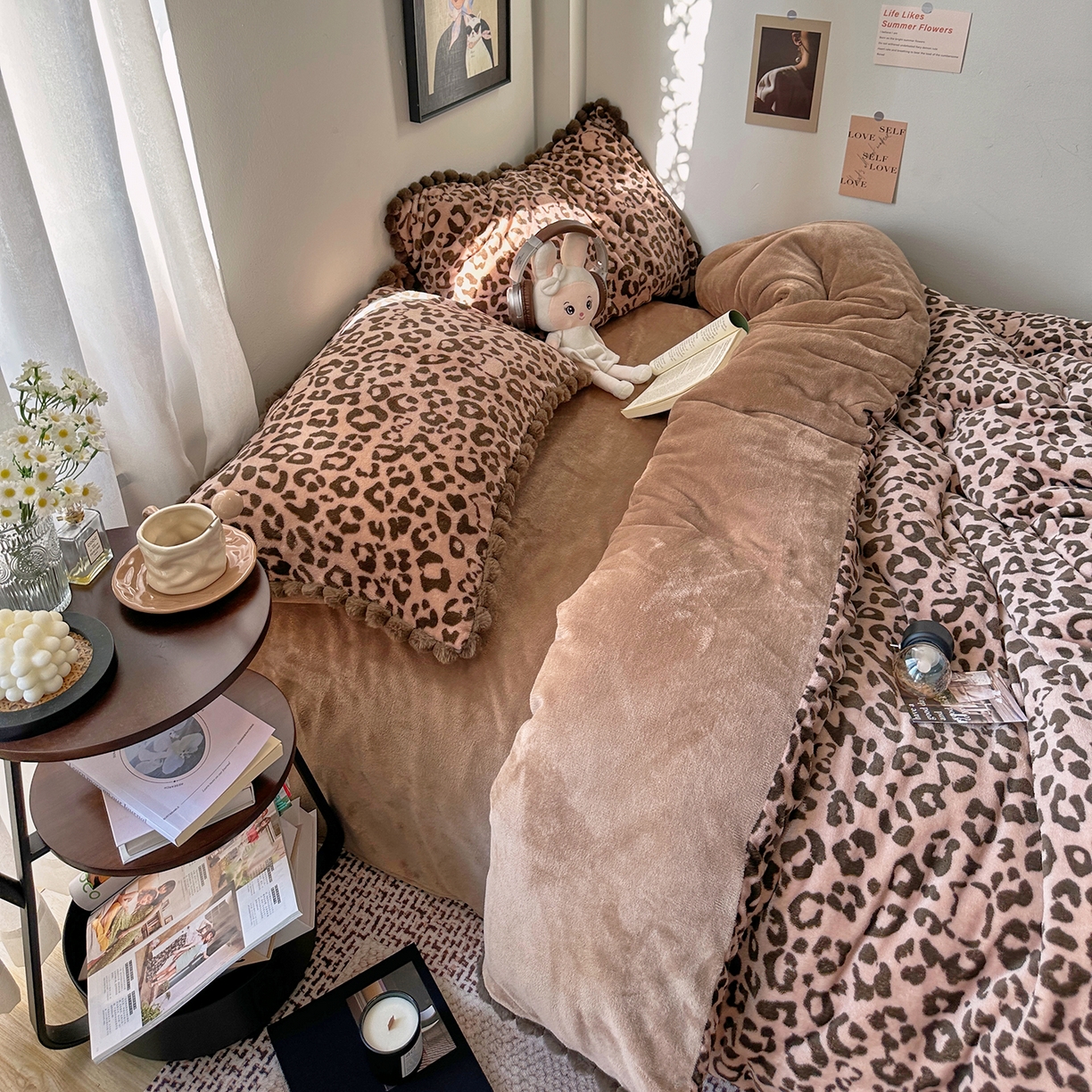 91家纺网 家纺一手货源 找家纺 艾咪-Amy ntmy 2025新款毛球款法式少女风牛奶绒四件套 躲猫猫咖