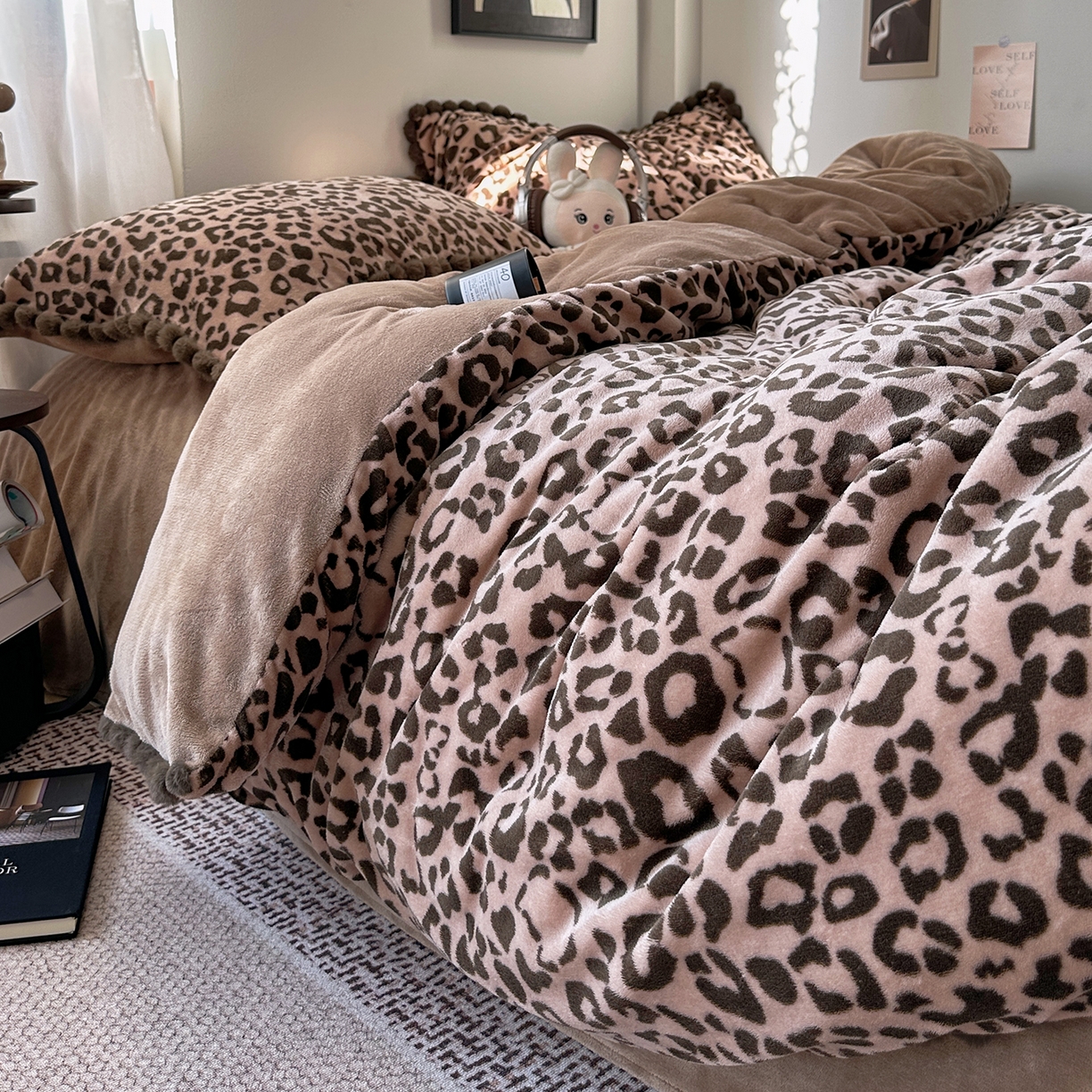 91家纺网 家纺一手货源 找家纺 艾咪-Amy ntmy 2025新款毛球款法式少女风牛奶绒四件套 躲猫猫咖