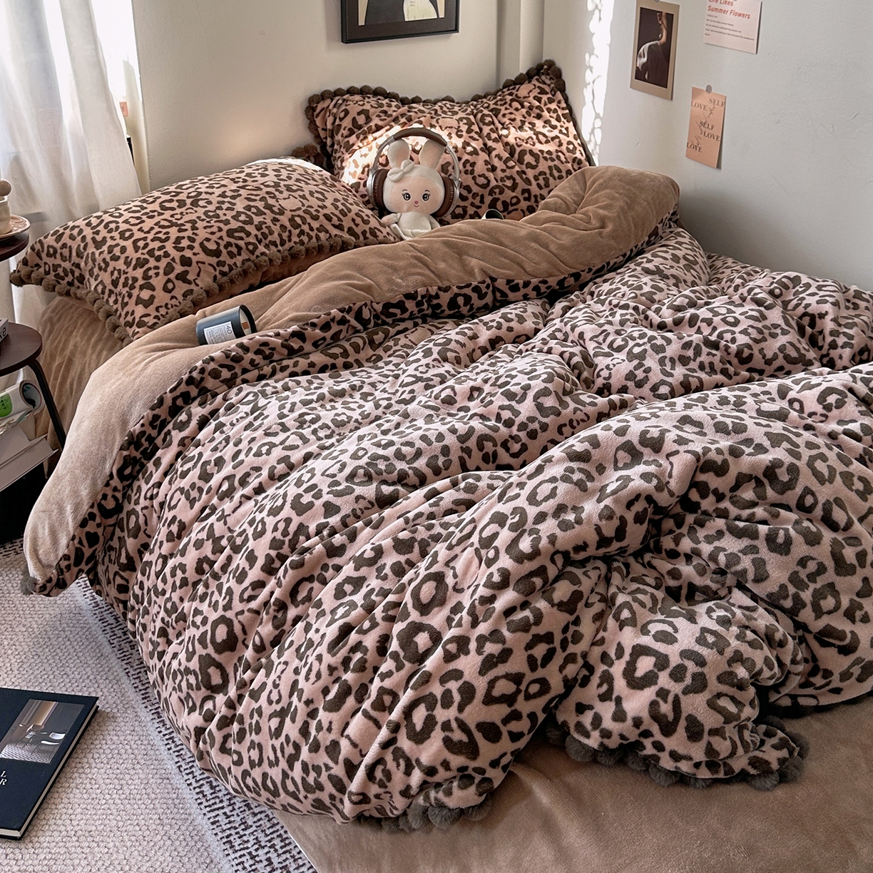 91家纺网 家纺一手货源 找家纺 艾咪-Amy ntmy 2025新款毛球款法式少女风牛奶绒四件套 躲猫猫咖