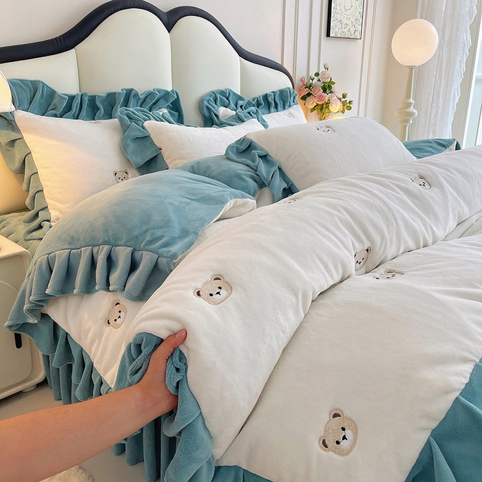 茉保家纺 2025新款高克重9.5斤婴儿绒牛奶绒绣花夹棉床盖四件套 小熊-白拼蓝