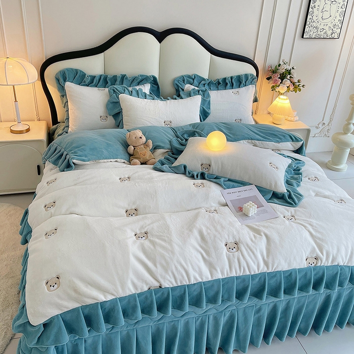 91家纺网 家纺一手货源 找家纺 茉保家纺 2025新款高克重9.5斤婴儿绒牛奶绒绣花夹棉床盖四件套 小熊-白拼蓝