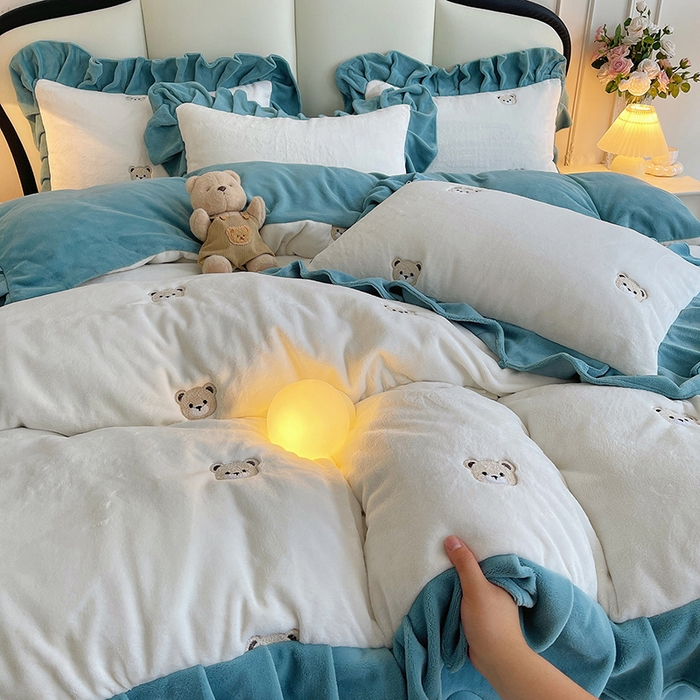 91家纺网 家纺一手货源 找家纺 茉保家纺 2025新款高克重9.5斤婴儿绒牛奶绒绣花夹棉床盖四件套 小熊-白拼蓝