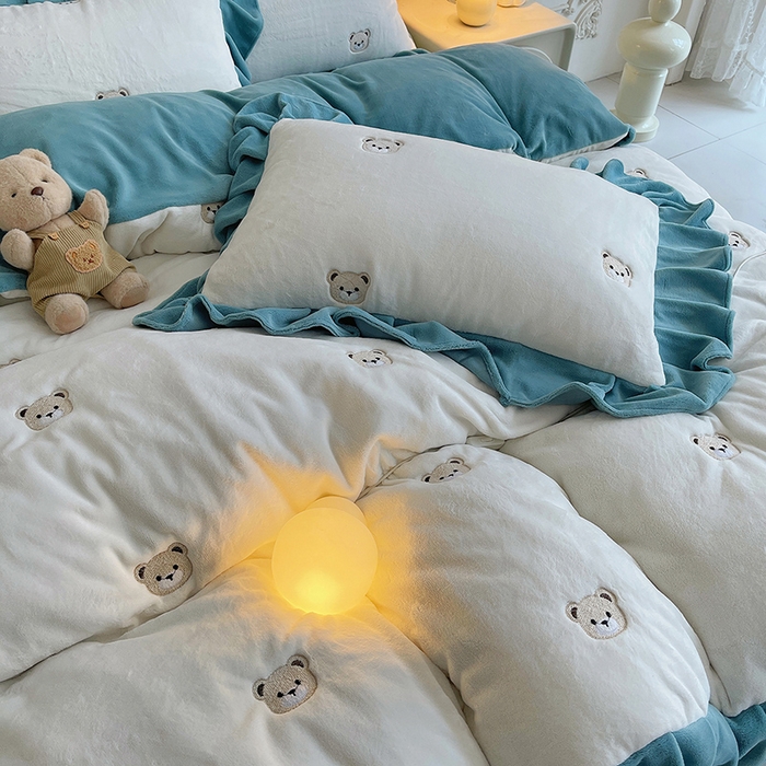 91家纺网 家纺一手货源 找家纺 茉保家纺 2025新款高克重9.5斤婴儿绒牛奶绒绣花夹棉床盖四件套 小熊-白拼蓝