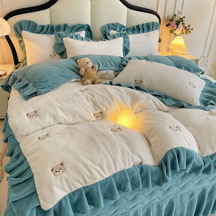 91家纺网 家纺一手货源 找家纺 茉保家纺 2025新款高克重9.5斤婴儿绒牛奶绒绣花夹棉床盖四件套 小熊-白拼蓝