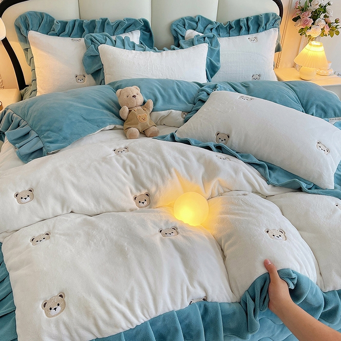 91家纺网 家纺一手货源 找家纺 茉保家纺 2025新款高克重9.5斤婴儿绒牛奶绒绣花夹棉床盖四件套 小熊-白拼蓝