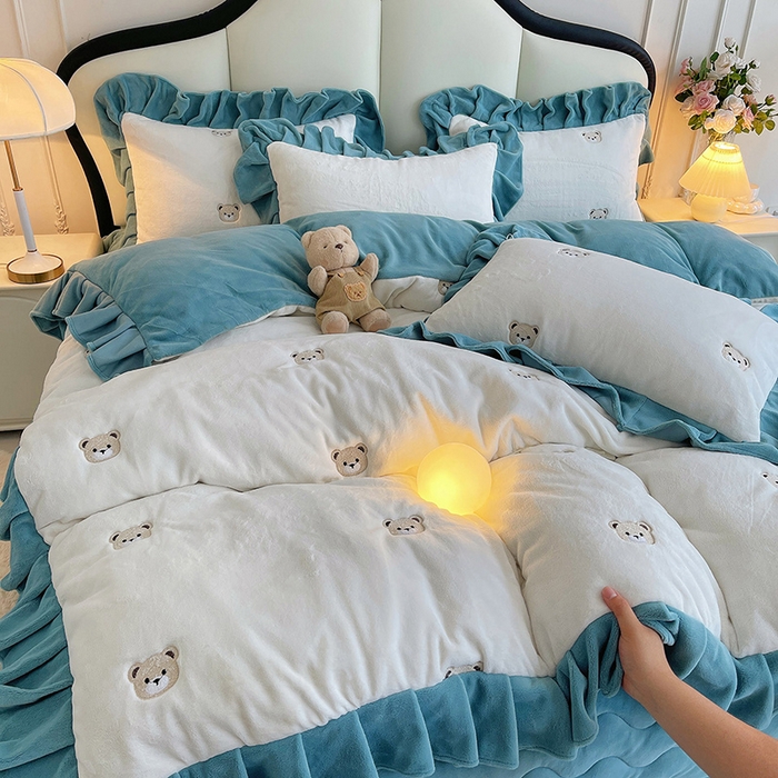 91家纺网 家纺一手货源 找家纺 茉保家纺 2025新款高克重9.5斤婴儿绒牛奶绒绣花夹棉床盖四件套 小熊-白拼蓝