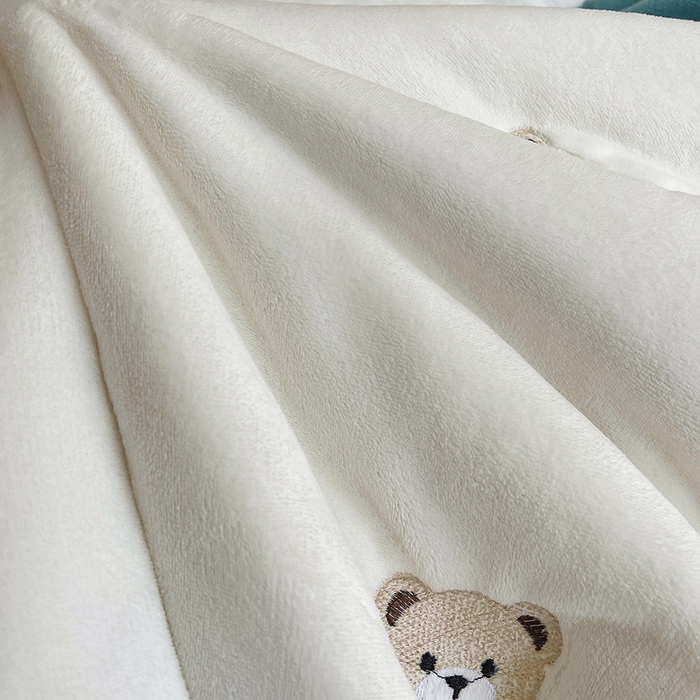 91家纺网 家纺一手货源 找家纺 茉保家纺 2025新款高克重9.5斤婴儿绒牛奶绒绣花夹棉床盖四件套 小熊-白拼蓝