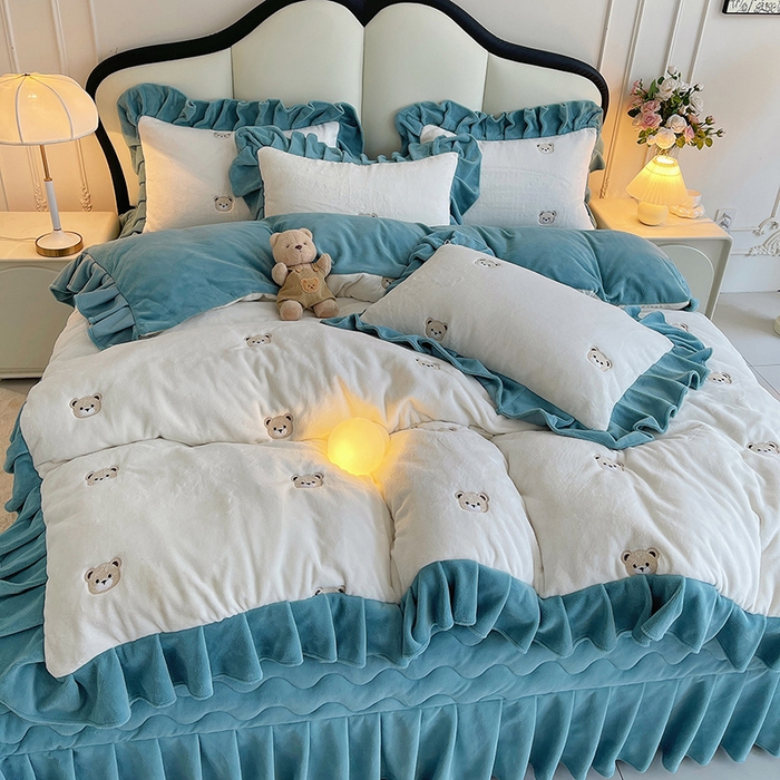 91家纺网 家纺一手货源 找家纺 茉保家纺 2025新款高克重9.5斤婴儿绒牛奶绒绣花夹棉床盖四件套 小熊-白拼蓝