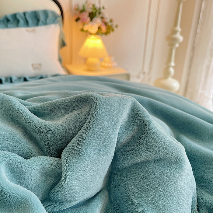 91家纺网 家纺一手货源 找家纺 茉保家纺 2025新款高克重9.5斤婴儿绒牛奶绒绣花夹棉床盖四件套 小熊-白拼蓝