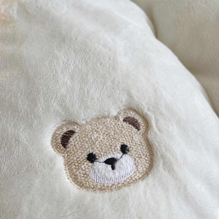 91家纺网 家纺一手货源 找家纺 茉保家纺 2025新款高克重9.5斤婴儿绒牛奶绒绣花夹棉床盖四件套 小熊-白拼蓝