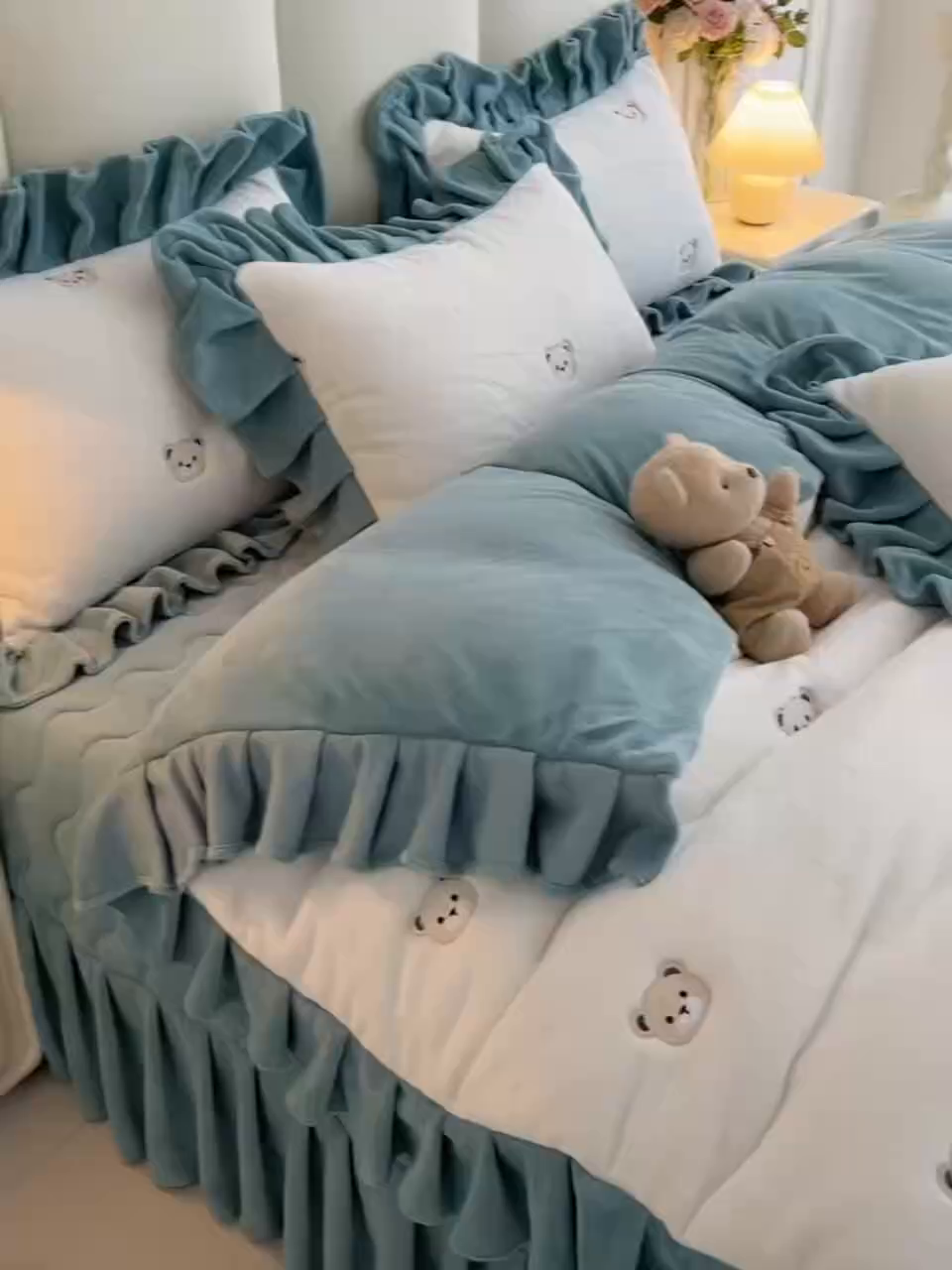 91家纺网 家纺一手货源 找家纺 茉保家纺 2025新款高克重9.5斤婴儿绒牛奶绒绣花夹棉床盖四件套 小熊-白拼蓝