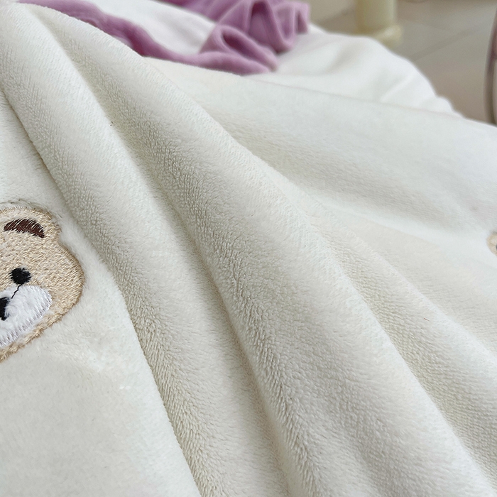 91家纺网 家纺一手货源 找家纺 茉保家纺 2025新款高克重9.5斤婴儿绒牛奶绒绣花夹棉床盖四件套 小熊-白拼紫