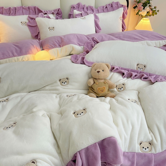 91家纺网 家纺一手货源 找家纺 茉保家纺 2025新款高克重9.5斤婴儿绒牛奶绒绣花夹棉床盖四件套 小熊-白拼紫