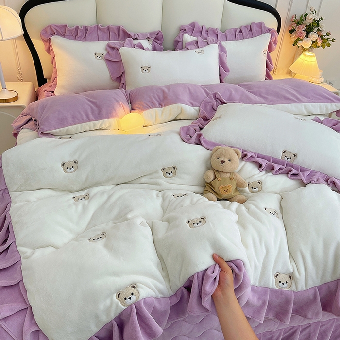 91家纺网 家纺一手货源 找家纺 茉保家纺 2025新款高克重9.5斤婴儿绒牛奶绒绣花夹棉床盖四件套 小熊-白拼紫