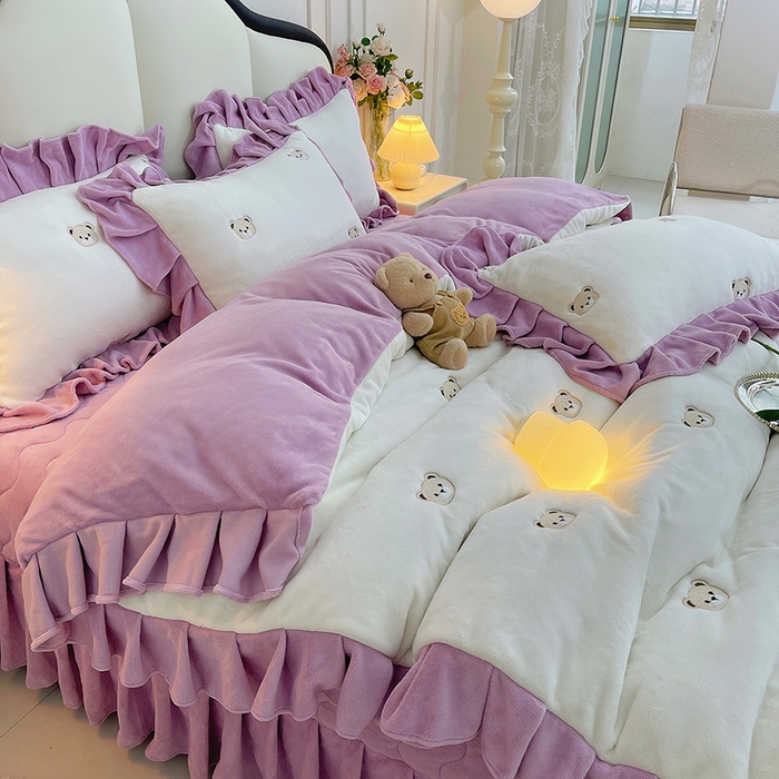 91家纺网 家纺一手货源 找家纺 茉保家纺 2025新款高克重9.5斤婴儿绒牛奶绒绣花夹棉床盖四件套 小熊-白拼紫