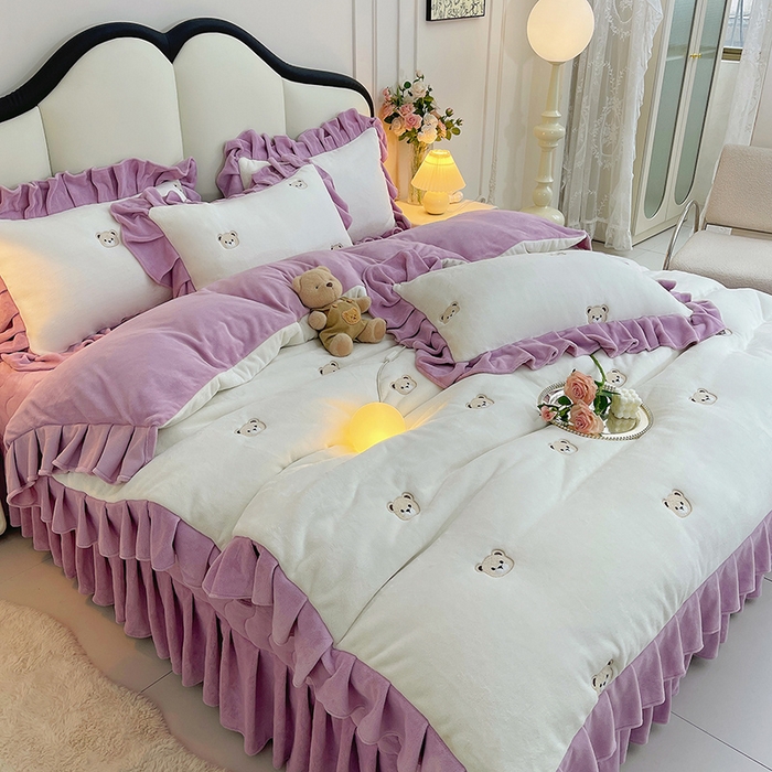 91家纺网 家纺一手货源 找家纺 茉保家纺 2025新款高克重9.5斤婴儿绒牛奶绒绣花夹棉床盖四件套 小熊-白拼紫