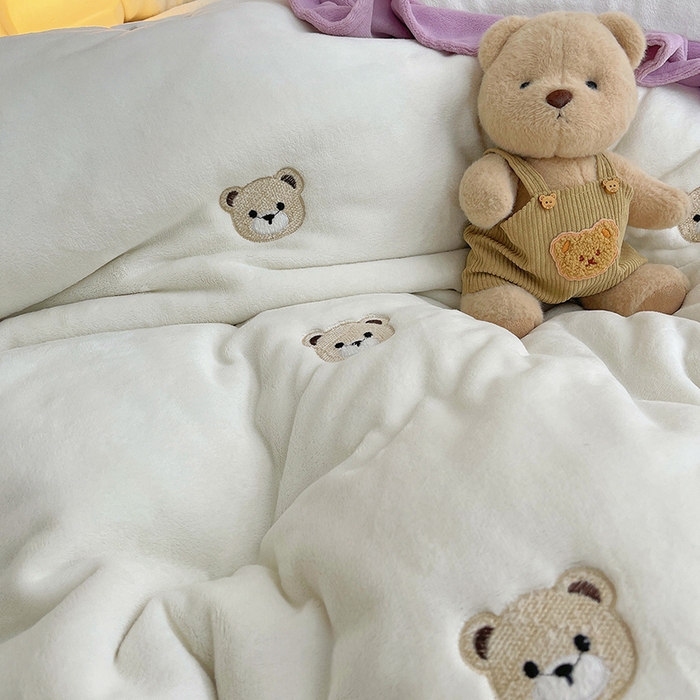 91家纺网 家纺一手货源 找家纺 茉保家纺 2025新款高克重9.5斤婴儿绒牛奶绒绣花夹棉床盖四件套 小熊-白拼紫