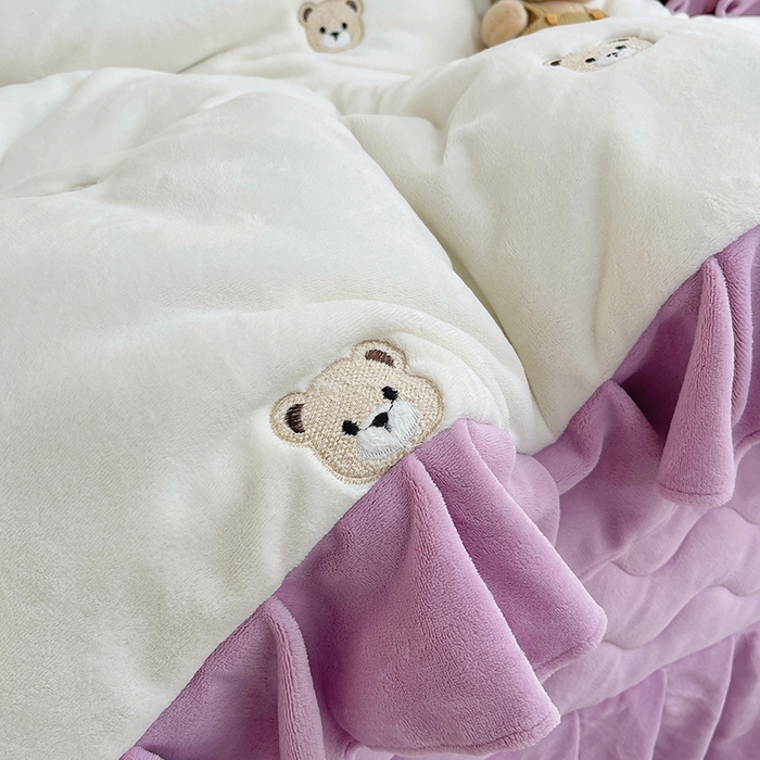 91家纺网 家纺一手货源 找家纺 茉保家纺 2025新款高克重9.5斤婴儿绒牛奶绒绣花夹棉床盖四件套 小熊-白拼紫