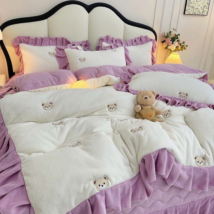 91家纺网 家纺一手货源 找家纺 茉保家纺 2025新款高克重9.5斤婴儿绒牛奶绒绣花夹棉床盖四件套 小熊-白拼紫