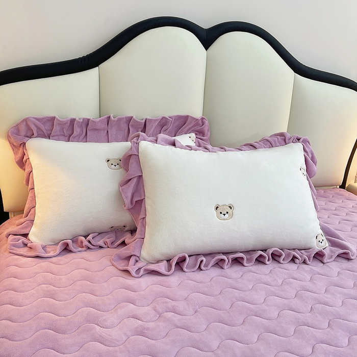 91家纺网 家纺一手货源 找家纺 茉保家纺 2025新款高克重9.5斤婴儿绒牛奶绒绣花夹棉床盖四件套 小熊-白拼紫