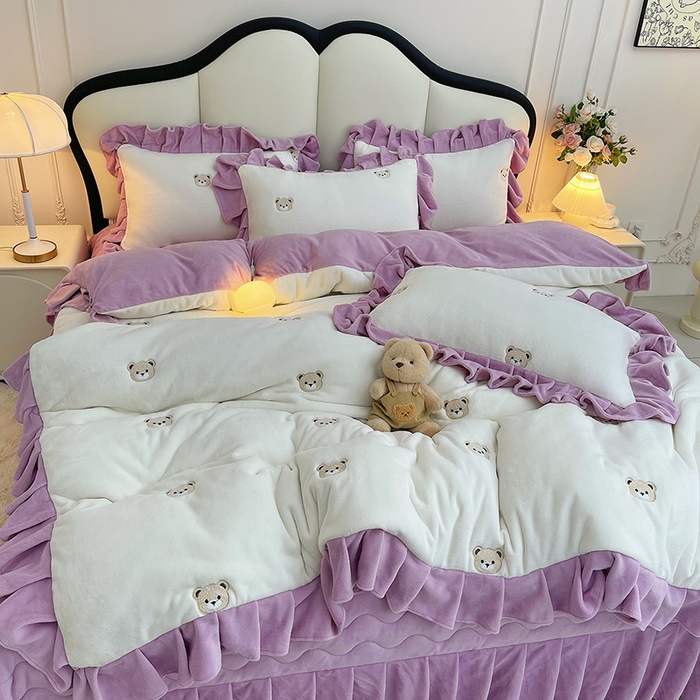 91家纺网 家纺一手货源 找家纺 茉保家纺 2025新款高克重9.5斤婴儿绒牛奶绒绣花夹棉床盖四件套 小熊-白拼紫