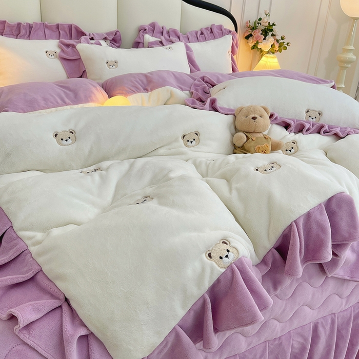 91家纺网 家纺一手货源 找家纺 茉保家纺 2025新款高克重9.5斤婴儿绒牛奶绒绣花夹棉床盖四件套 小熊-白拼紫