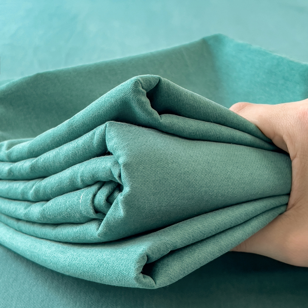 91家纺网 家纺一手货源 找家纺 芃成家纺 2025新款原棉生态磨毛单床单 墨染绿