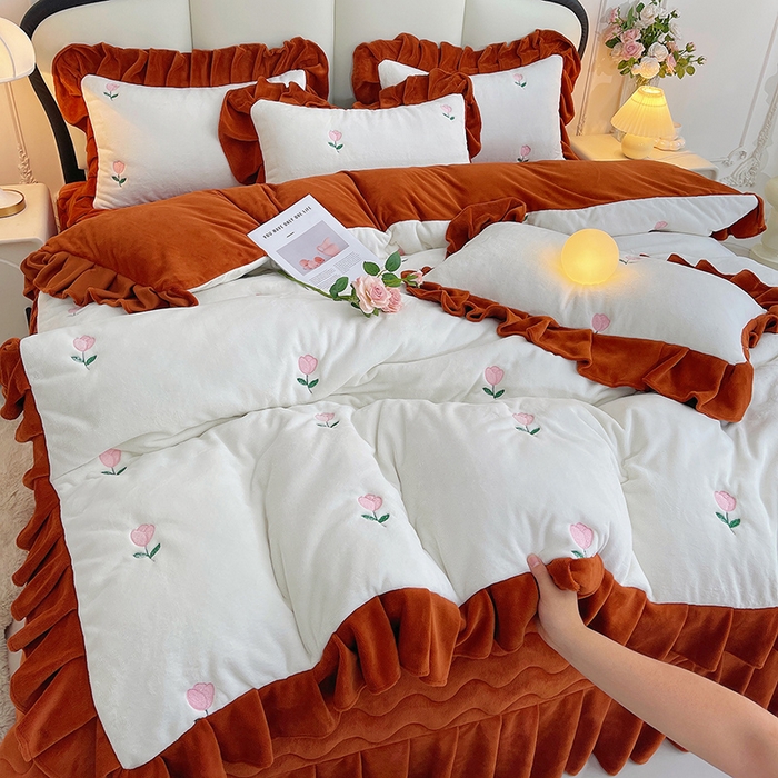 91家纺网 家纺一手货源 找家纺 茉保家纺 2025新款高克重9.5斤婴儿绒牛奶绒绣花夹棉床盖四件套 郁金香-白拼橙
