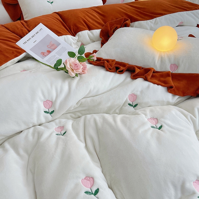 91家纺网 家纺一手货源 找家纺 茉保家纺 2025新款高克重9.5斤婴儿绒牛奶绒绣花夹棉床盖四件套 郁金香-白拼橙