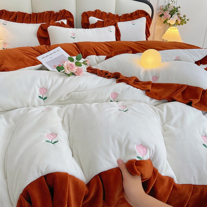 91家纺网 家纺一手货源 找家纺 茉保家纺 2025新款高克重9.5斤婴儿绒牛奶绒绣花夹棉床盖四件套 郁金香-白拼橙
