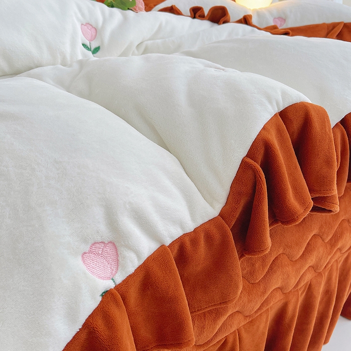 91家纺网 家纺一手货源 找家纺 茉保家纺 2025新款高克重9.5斤婴儿绒牛奶绒绣花夹棉床盖四件套 郁金香-白拼橙