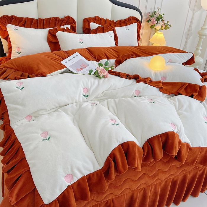 91家纺网 家纺一手货源 找家纺 茉保家纺 2025新款高克重9.5斤婴儿绒牛奶绒绣花夹棉床盖四件套 郁金香-白拼橙