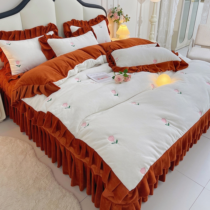 91家纺网 家纺一手货源 找家纺 茉保家纺 2025新款高克重9.5斤婴儿绒牛奶绒绣花夹棉床盖四件套 郁金香-白拼橙
