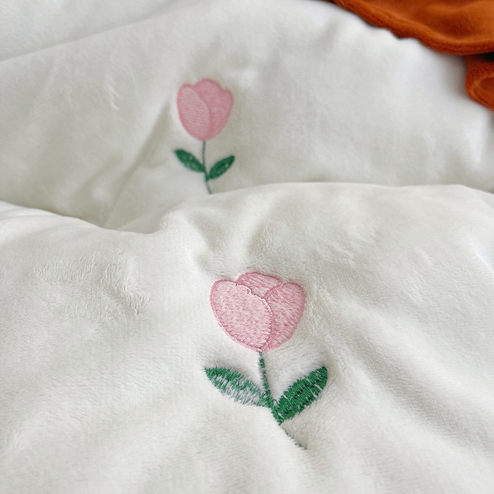 91家纺网 家纺一手货源 找家纺 茉保家纺 2025新款高克重9.5斤婴儿绒牛奶绒绣花夹棉床盖四件套 郁金香-白拼橙