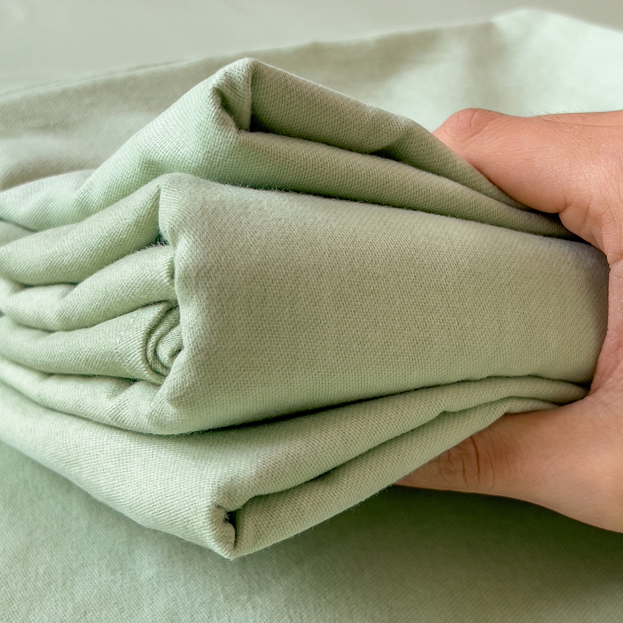 91家纺网 家纺一手货源 找家纺 芃成家纺 2025新款原棉生态磨毛单床单 天青绿