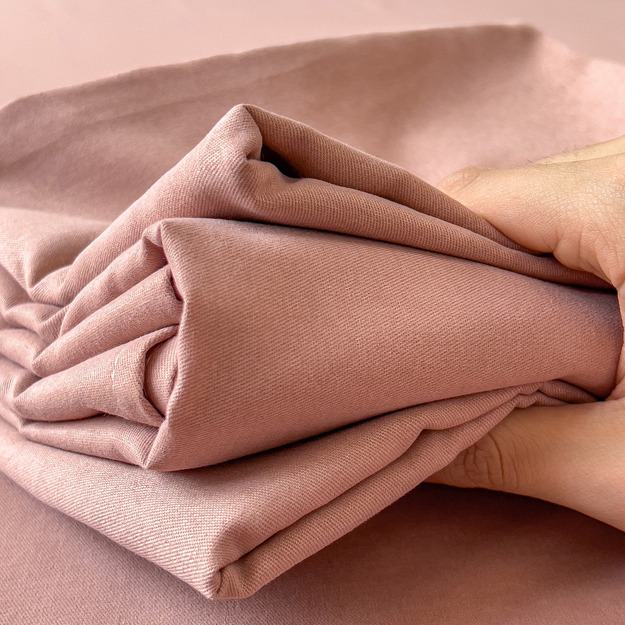 91家纺网 家纺一手货源 找家纺 芃成家纺 2025新款原棉生态磨毛单床单 烟粉色