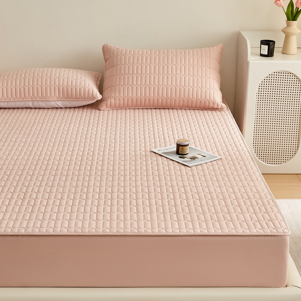 91家纺网 家纺一手货源 找家纺 蕾诺家纺 2025新款 菱格水洗棉亲肤棉夹棉床笠 菱格-玉粉