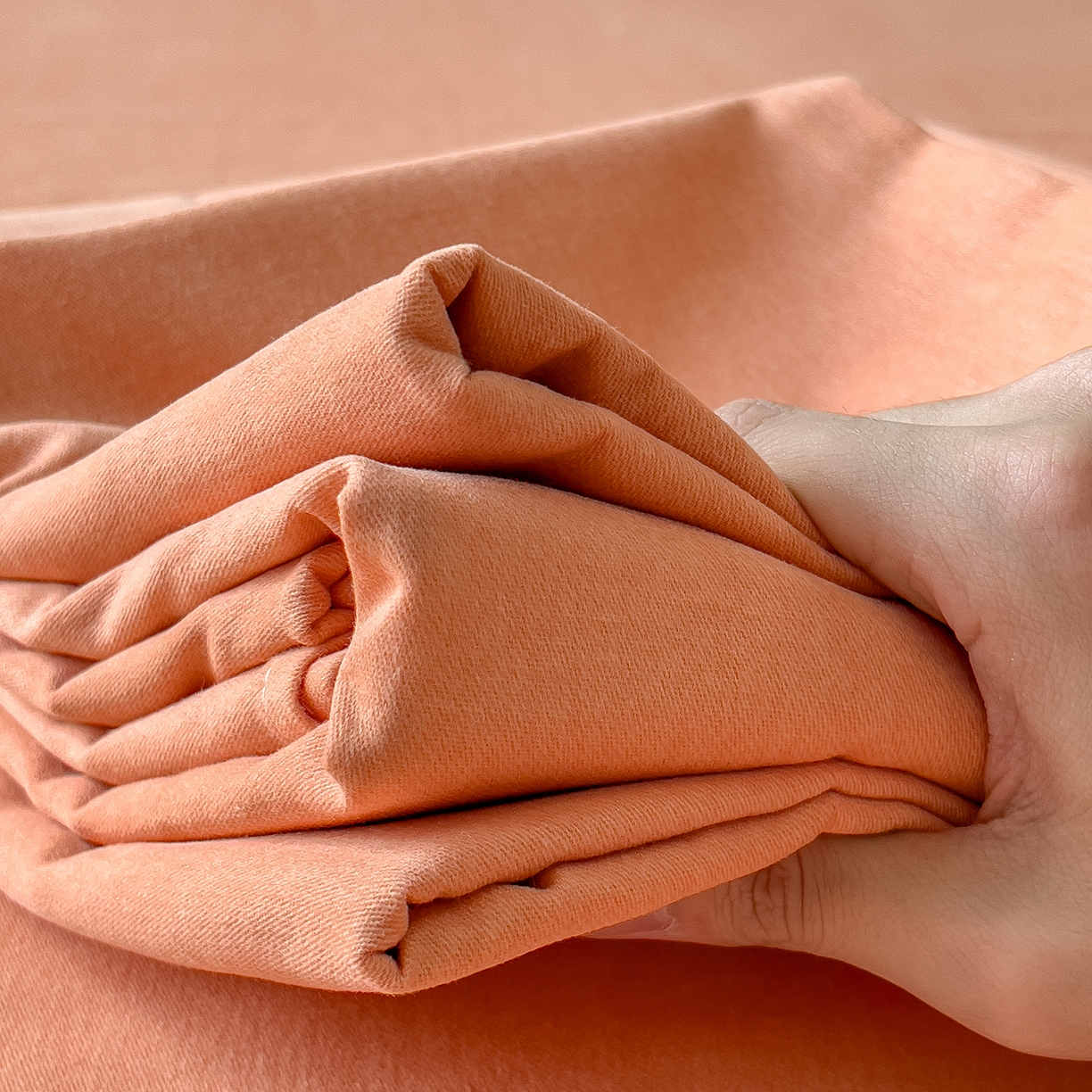 91家纺网 家纺一手货源 找家纺 芃成家纺 2025新款原棉生态磨毛单床单 浅橘色