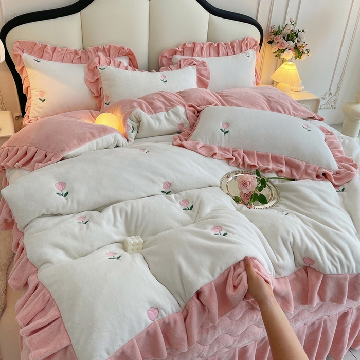 91家纺网 家纺一手货源 找家纺 茉保家纺 2025新款高克重9.5斤婴儿绒牛奶绒绣花夹棉床盖四件套 郁金香-白拼粉